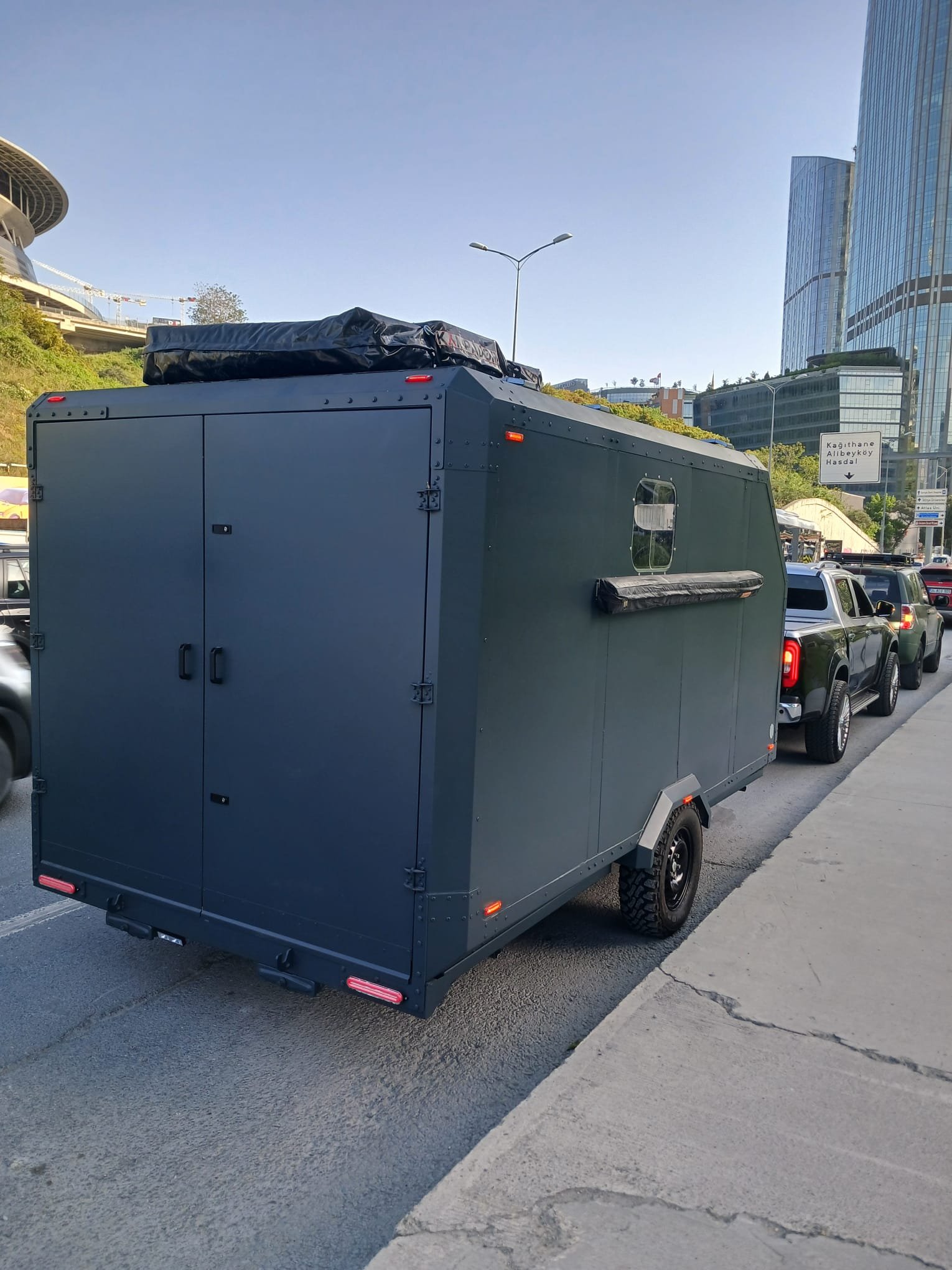 Patika Camper römorku şehir içinde çekiliyor